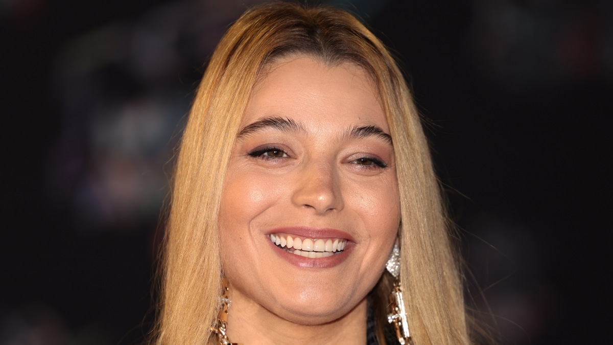 Santa, ex-Hyphen Hyphen, et Samanta Cotta est son vrai nom.