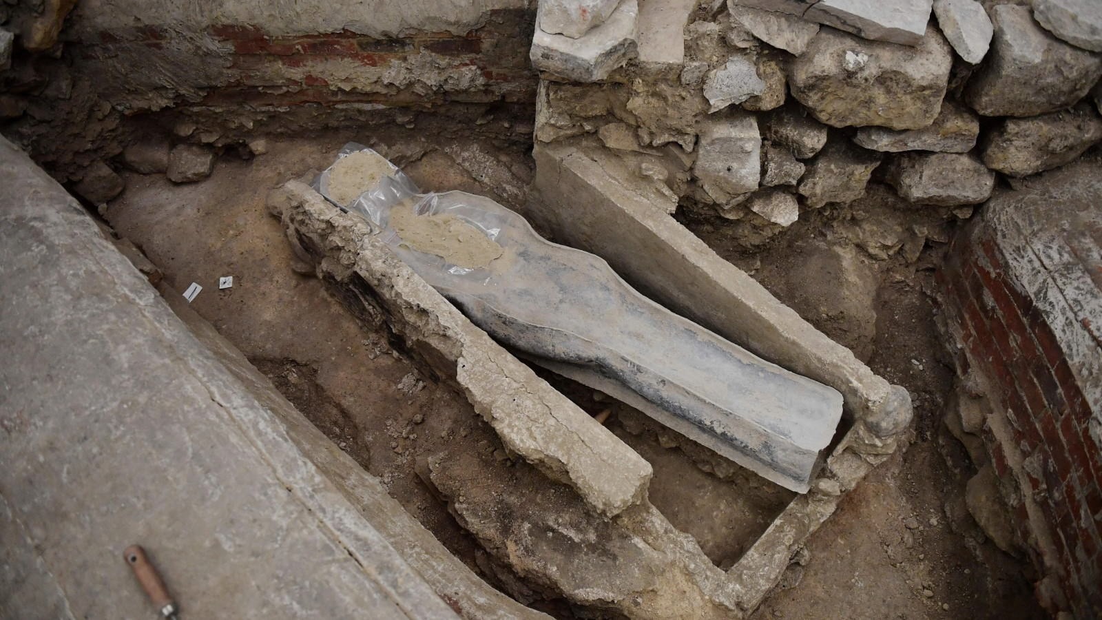 Sarcophage en plomb sous la Cathédrale Notre-Dame de Paris.