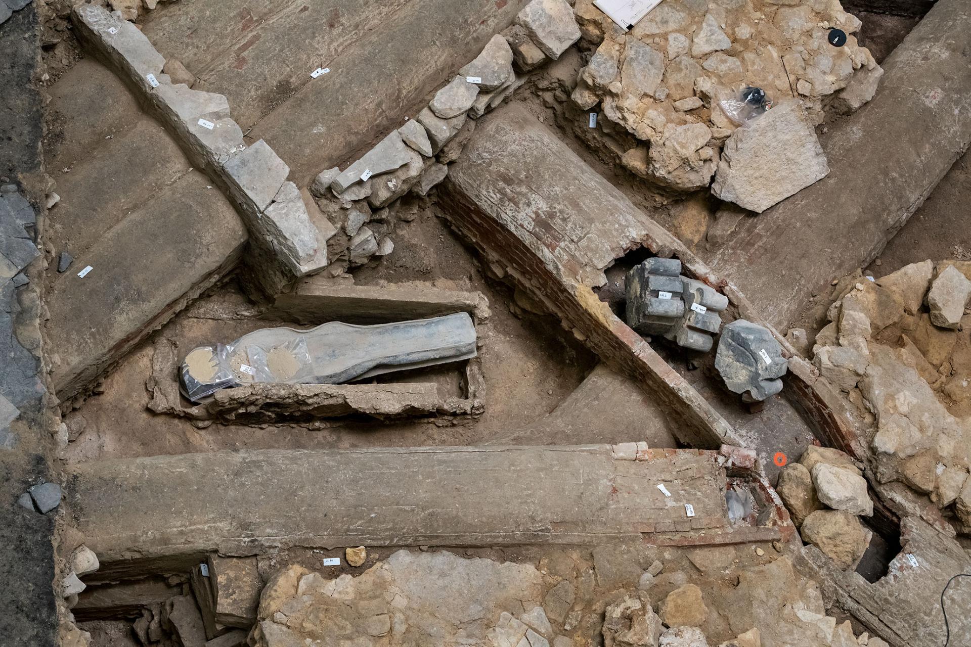 Sarcophage en plomb sous la Cathédrale Notre-Dame de Paris.