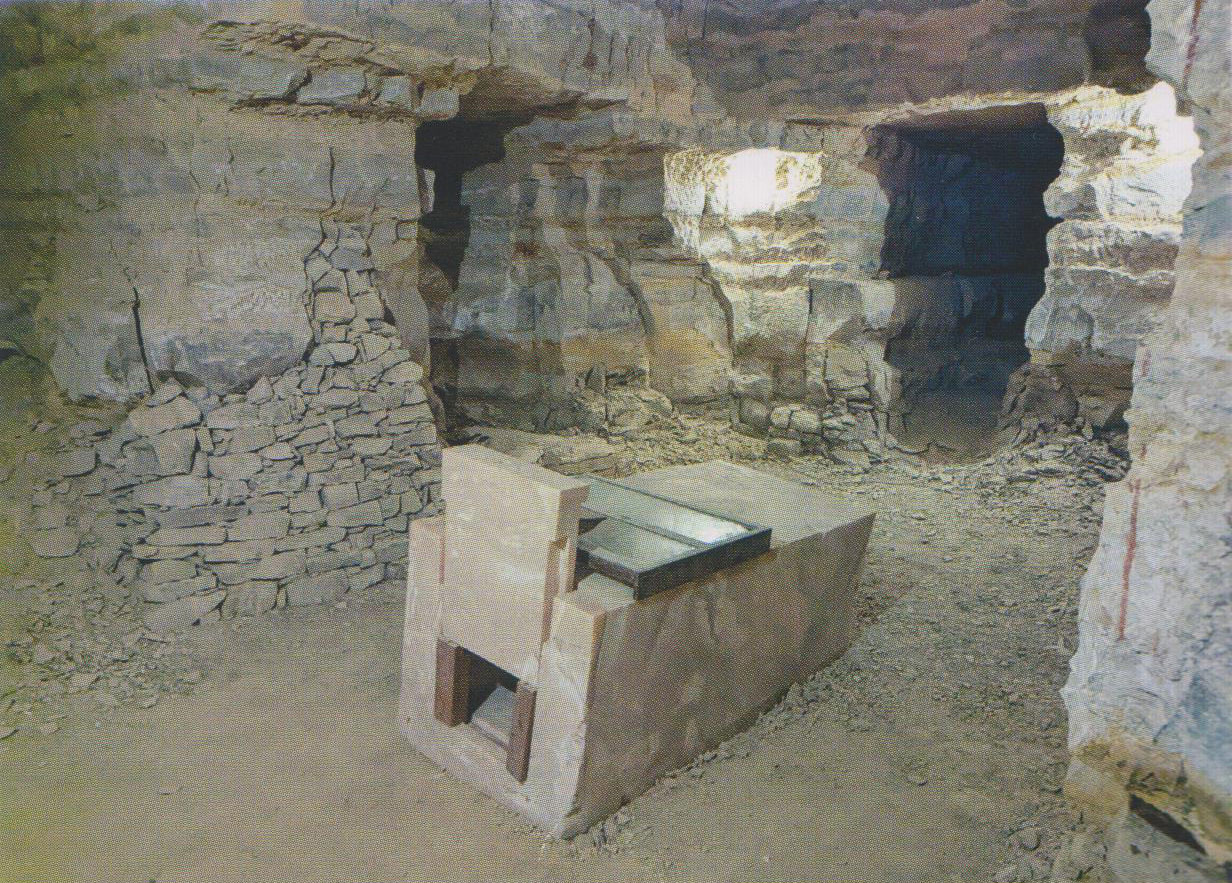 Sarcophage en travertin-albâtre gisant au milieu de la chambre funéraire.