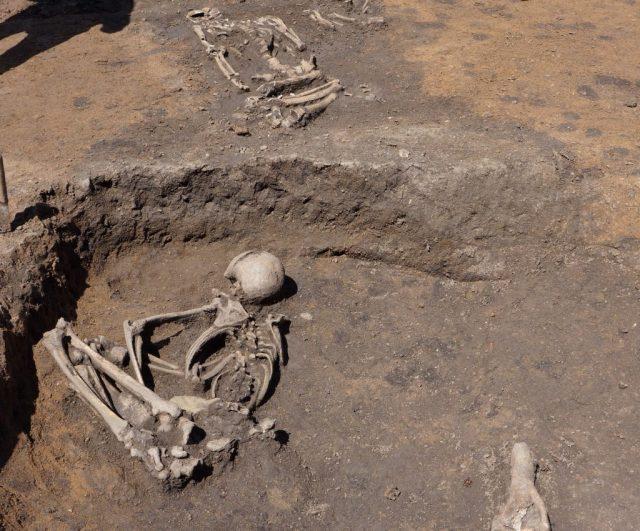 Sépulture d'un homme inhumé bras sous le corps.