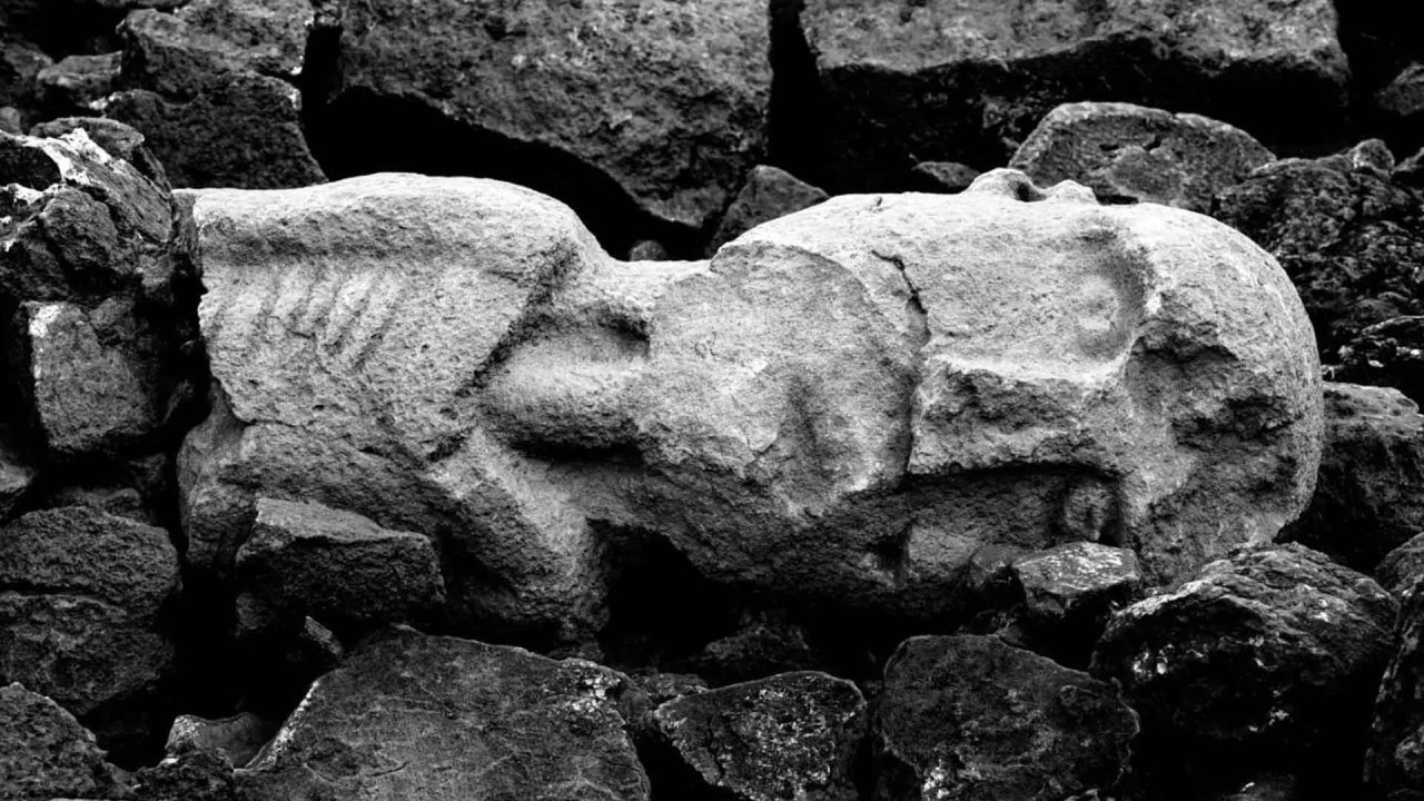 Statue de forme humaine de 2,30m de haut mise au jour à Karahan Tepe en Turquie, vieille de 11 000 ans.