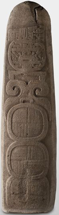 Stèle avec inscription en bas-relief, en provenance du site de Piedra Labrada.