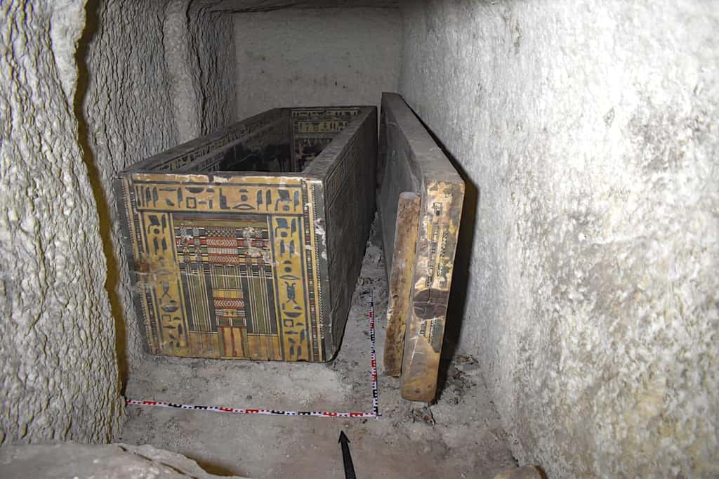 Sépulture, cercueil dans un sarcophage, mis au jour à Assiout en Egypte (1965-1920 av. J.-C.).