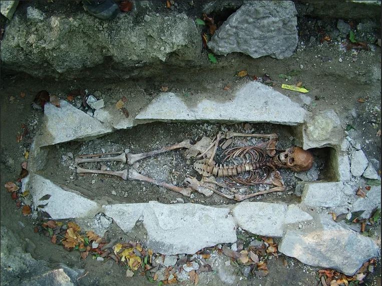 Tombe viking d'une femme nommée Kata, sur le site funéraire de Varnhem, en Suède.