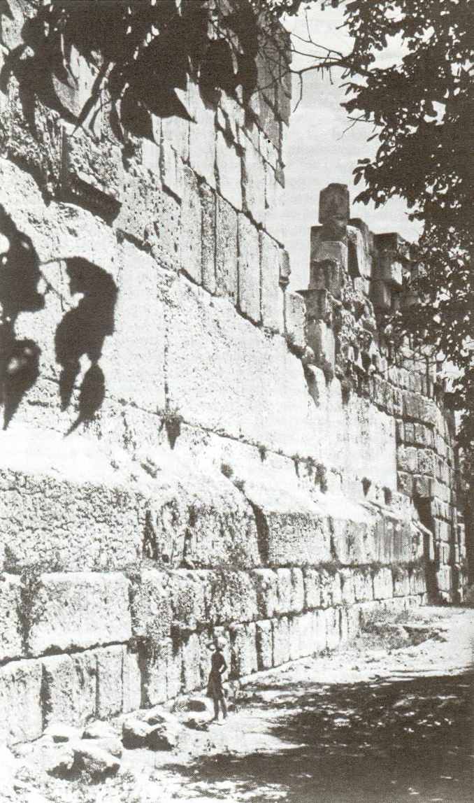 Soubassement du trilithon à Baalbek au Liban