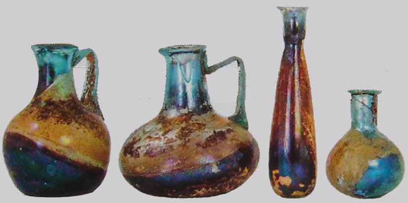 Vases à crémation en verre.