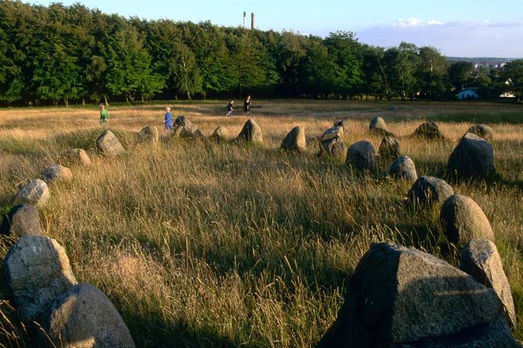 Cimetière viking, ou site funéraire, en forme de bateau près d'Aalborg au Danemark.