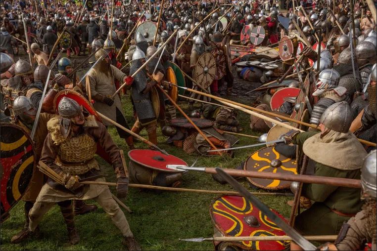 Combat entre Vikings & Slaves, reconstitution historique durant le festival de Wolin en Pologne.