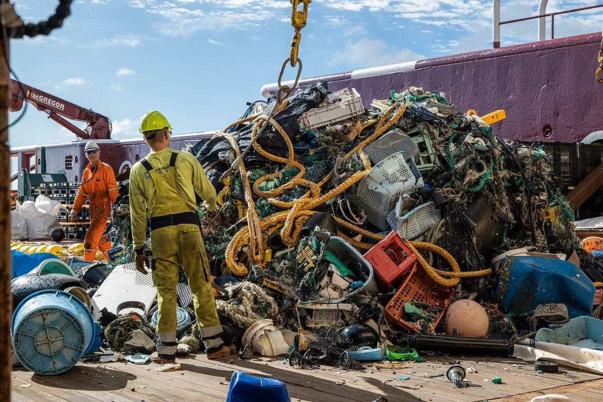 Ecosystème de déchets plastiques dans l'océan Pacifique.